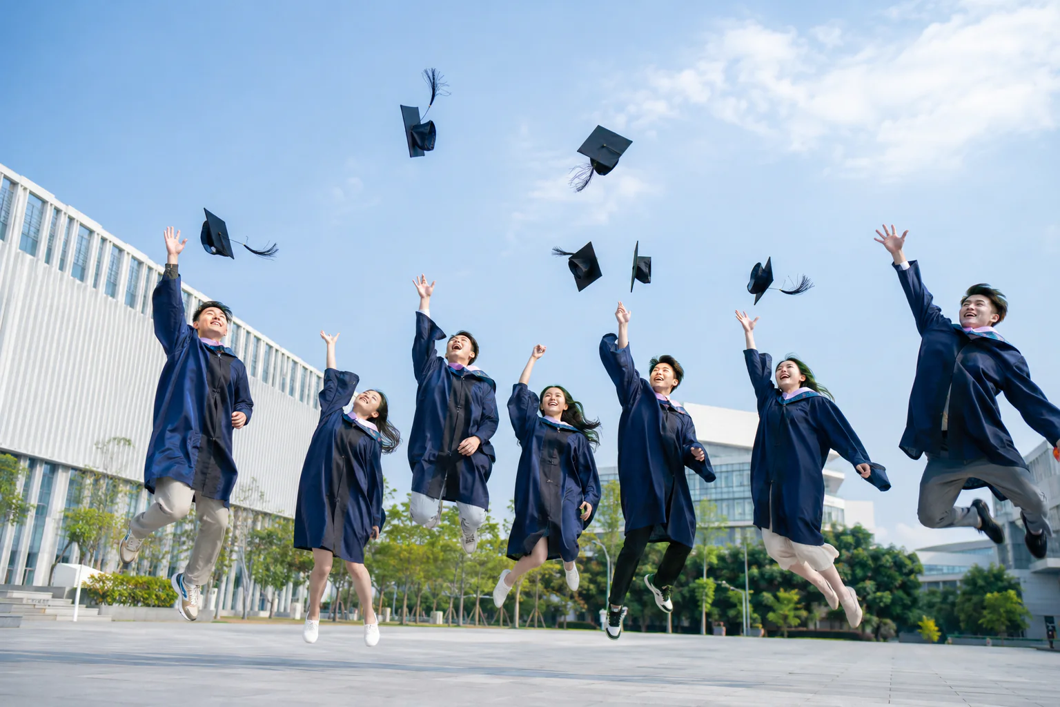 毕业生在校园共同庆祝探索获得清晰答案